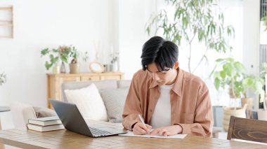 Evde eğitim gören bir adam.