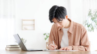 Evde eğitim gören bir adam.