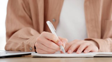 Evde eğitim gören bir adam.