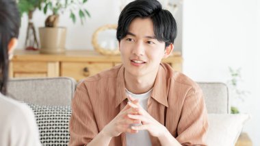 Asyalı adam psikolojik danışmanlık alıyor