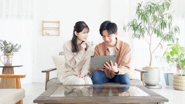 Gayrimenkul ve seyahat sitelerine bakan çiftler