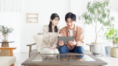 Gayrimenkul ve seyahat sitelerine bakan çiftler