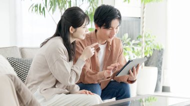 Gayrimenkul ve seyahat sitelerine bakan çiftler