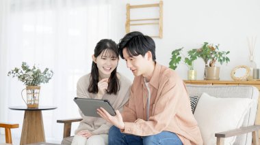 Gayrimenkul ve seyahat sitelerine bakan çiftler