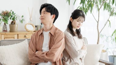 Oturma odasında savunarak Çift