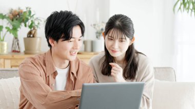 Gayrimenkul ve seyahat sitelerine bakan çiftler