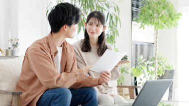 Evlerinin düzenini göz önünde bulundurursak bir çift.