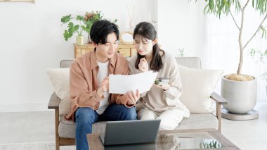 Evlerinin düzenini göz önünde bulundurursak bir çift.