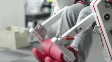 Adam bacaklarını uzatarak egzersiz yapıyor.