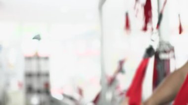 Askıya alma eğitimiyle karnını güçlendiren bir adam.