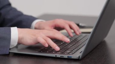 Yazan bir işadamının elleri