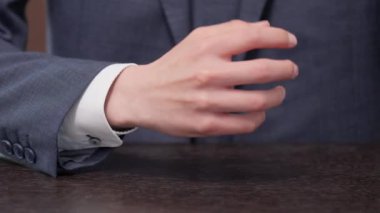 Avuçlarını açan bir iş adamının elleri