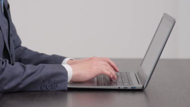 Yazan bir işadamının elleri