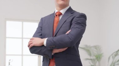 katlanmış silah ile ayakta işadamı