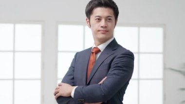 Kendine güvenen işadamı katlanmış silah ile ayakta