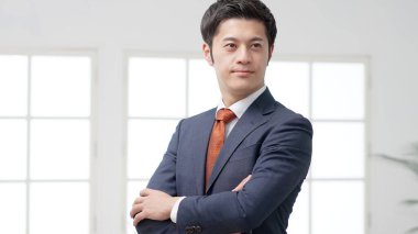 Kendine güvenen işadamı katlanmış silah ile ayakta