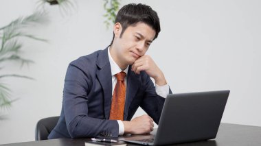 Bilgisayarın önünde endişeli bir işadamı.