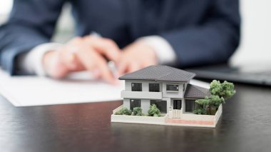 Emlak belgeleri hazırlayan bir iş adamının elleri