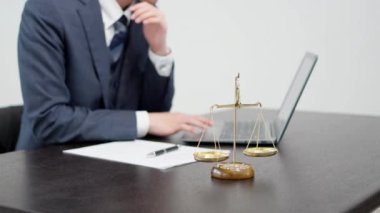 Bilgisayarda anket yapan bir iş adamının elleri.