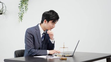 İş adamı bilgisayarda araştırma yapıyor.