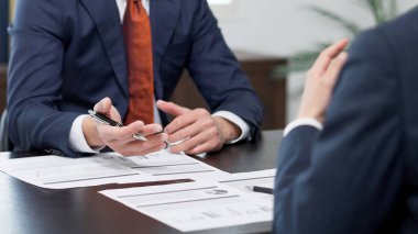 İş adamlarının elleri toplantı yapıyor.