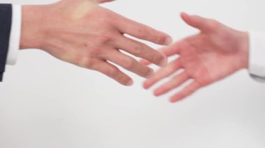 İş adamları toplantıda el sıkışıyor.