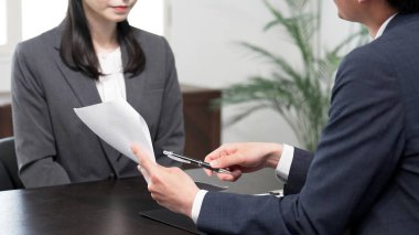 Bir iş adamının elleri astlarını suçluyor.