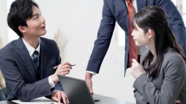 Asyalı iş adamları toplantı yapıyor.