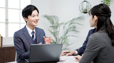 Asyalı iş adamları toplantı yapıyor.