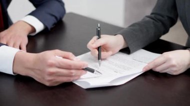 İş kadınının elleri kontratı kontrol ediyor