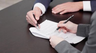 İş kadınının elleri kontratı kontrol ediyor