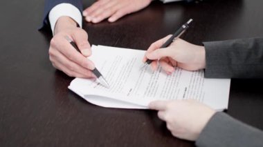 İş kadınının elleri kontratı kontrol ediyor