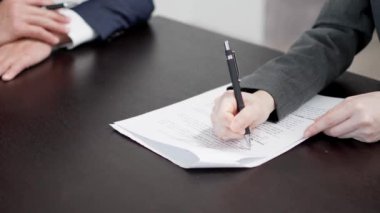 İş kadınının elleri kontratı kontrol ediyor