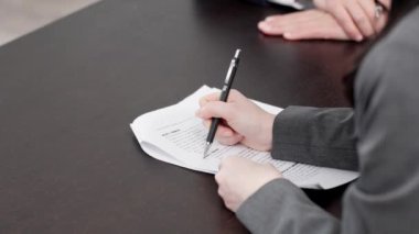 İş kadınının elleri kontratı kontrol ediyor