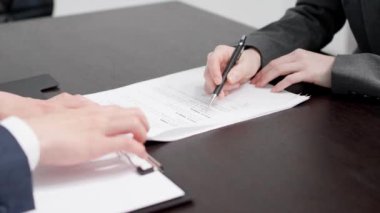 Asyalı avukat sözleşmeyi açıklıyor