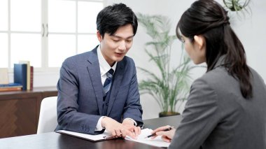 Asyalı avukat sözleşmeyi açıklıyor