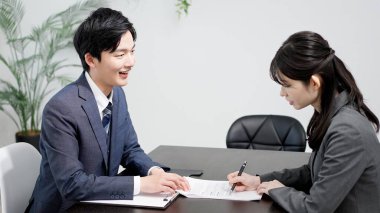 Asyalı avukat sözleşmeyi açıklıyor