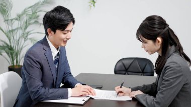 Asyalı avukat sözleşmeyi açıklıyor