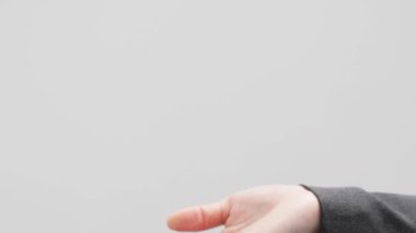 Avuç içleri açık bir kadın eli.