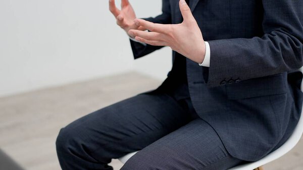 Бизнесмен обращается на интервью