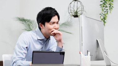 İşadamı bilgisayar işinde sorun yaşıyor