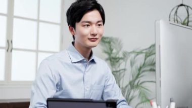 Çalışırken gülümseyen bir işadamı