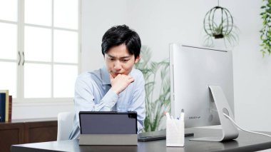 İşadamı bilgisayar işinde sorun yaşıyor