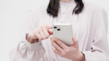 Akıllı telefon kullanan bir kadın eli.
