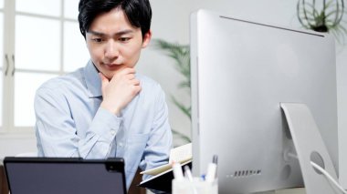 Belgeleri inceleyen ve sorunları çözen bir adam