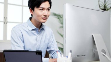 Belgeleri inceleyen ve sorunları çözen bir adam