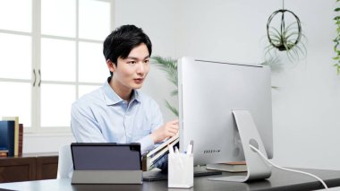 Belgeleri inceleyen ve sorunları çözen bir adam