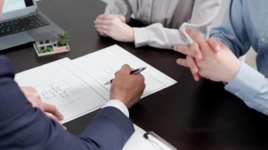 Gayrimenkulleri açıklayan bir iş adamının elleri