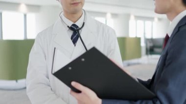 Bir doktor ve bir satıcı konuşuyor.