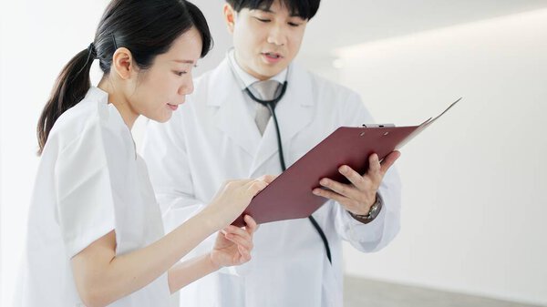 Врач и медсестра обсудили медицинскую политику